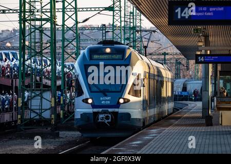 Budapest, Ungheria - 28 febbraio 2021: Treno passeggeri MAV Hungarian Railways con Stadler FLIRT 415 039 più unità treno arrivo a Budapest KE Foto Stock