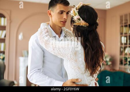 Felice giovane coppia di sposi e sposi, prima danza di nozze, sposi novelli ballare insieme, giorno di nozze Foto Stock