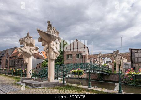 Gent, Fiandre, Belgio - 30 luglio 2021: Brug der Keizerlijke Geneuggen (Ponte dei piaceri imperatori) sul fiume lieve, Zilverhof di fronte al Foto Stock