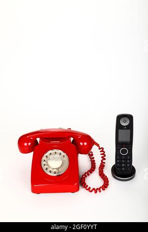 Nuovo telefono digitale avanzato BT per la casa che utilizza la connessione a banda larga per effettuare chiamate telefoniche di qualità HD accanto a un vecchio modello GPO 746F anni '70 circa. Foto Stock