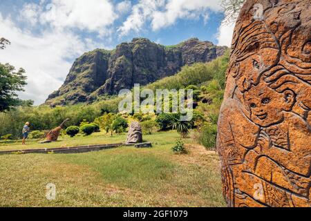 Mauritius, Isole Mascarene. Il monumento Slave Route ai piedi del monte le Morne Brabant. La montagna fu usata come un rifugio dagli schiavi fuggiti. Foto Stock