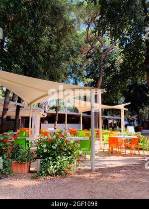 Concetto di viaggio e turismo. Terrazza estiva del ristorante con tavoli da pranzo all'aperto al mattino. Foto Stock