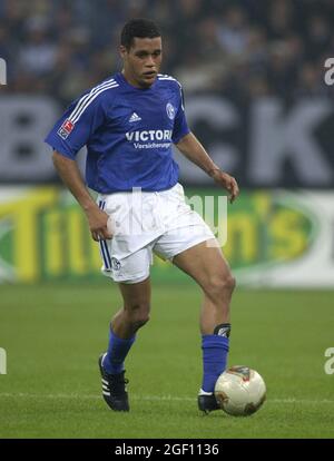 Gelsenkirchen Germania 5.10.2002, Calcio: Bundesliga stagione 2002/03, FC Schalke 04 (S04, blu) vs Hamburger SV (HSV, bianco) 3:0 — Dario RODRIGUEZ (S04) Foto Stock