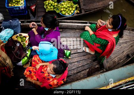 Barishal, Bangladesh, 20 agosto 2021: Vista aerea dei venditori arrivare al Bhimruli mercato galleggiante con Guavas trasportato, sulla loro barca per vendere le gemme al mercato all'ingrosso, Bhimruli è l'unico mercato galleggiante nel paese. Bhimruli mercato galleggiante situato nel distretto di Jhalokathi della divisione di Barishal. Il luogo dell'epoca antica era circondato da piccoli e grandi fiumi, gli abitanti del piccolo villaggio che hanno scelto di muoversi per fiume invece di utilizzare le strade. Credit: MD Niamul Hossain Rifat / Eyepix Group/Alamy Live News Foto Stock