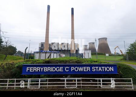 Gli ultimi momenti di 2 camini e boiler house a Ferrybridge C Power Station prima di essere demoliti da esplosivi controllati Foto Stock