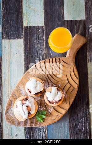 Panini fatti in casa con cannella e un bicchiere di succo di frutta Foto Stock