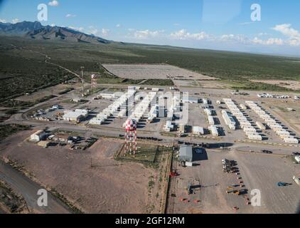 Fort Bliss, Stati Uniti. 18 ago 2021. Foto aerea del complesso di Dona Ana Range che viene convertito come alloggio temporaneo per i rifugiati in fuga da Kabul 18 agosto 2021 vicino a Fort Bliss, New Mexico. Credit: Planetpix/Alamy Live News Foto Stock