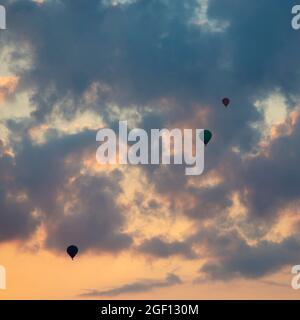 tre palloncini ad aria calda in cielo colorato con le nuvole Foto Stock