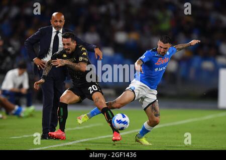 Stadio Diego Armando Maradona, Napoli, Italia. 22 agosto 2021. Francesco di Mariano e Matteo Politano di Napoli in azione durante la SSC Napoli vs Venezia FC, Campionato Italiano di calcio A Match - Photo Carmelo Imbesi/LM Credit: Live Media Publishing Group/Alamy Live News Foto Stock