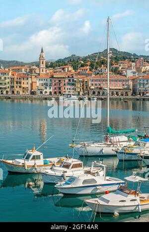 Barche da pesca nel Porto di Oneglia ad Imperia, Liguria, Nord Ovest Italia Foto Stock