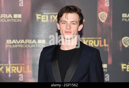 Monaco di Baviera, Germania. 22 agosto 2021. L'attore Jannis Niewöhner si erge sul tappeto rosso alla prima del film "Bekenntnisse des Hochstaplers Felix Krull" al cinema ARRI. Credit: Felix Hörhager/dpa/Alamy Live News Foto Stock