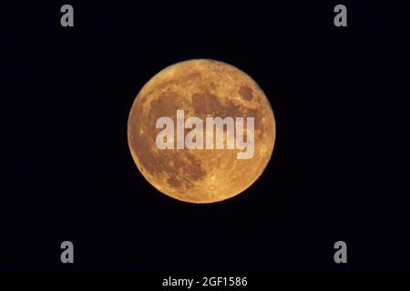 Luna piena a Sassari, Sardegna, Italia 2021 agosto 22 Foto Stock