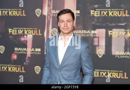 Monaco di Baviera, Germania. 22 agosto 2021. L'attore David Kross si alza sul tappeto rosso alla prima del film "Confessioni di Felix Krull" al cinema ARRI. Credit: Felix Hörhager/dpa/Alamy Live News Foto Stock