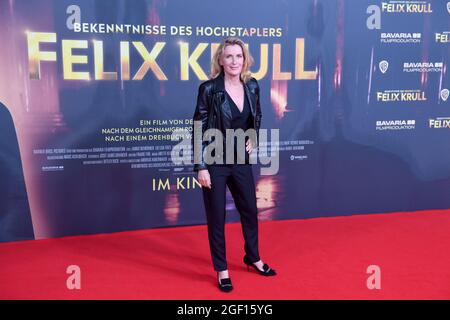 Monaco di Baviera, Germania. 22 agosto 2021. L'attrice Maria Furtwängler si erge sul tappeto rosso alla prima del film "Confessioni di Felix Krull" al cinema ARRI. Credit: Felix Hörhager/dpa/Alamy Live News Foto Stock