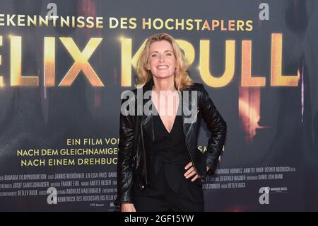 Monaco di Baviera, Germania. 22 agosto 2021. L'attrice Maria Furtwängler si erge sul tappeto rosso alla prima del film "Confessioni di Felix Krull" al cinema ARRI. Credit: Felix Hörhager/dpa/Alamy Live News Foto Stock