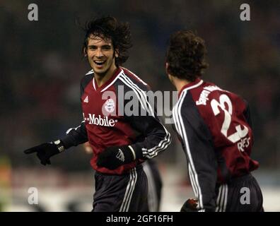 Stoccarda Germania 7.12.2002, Calcio: Bundesliga tedesca stagione 2002/03, VfB Stoccarda (VFB, bianco) vs FC Bayern Muenchen (FCB, rosso) 0:3. — Roque Santa Cruz (FCB) Foto Stock