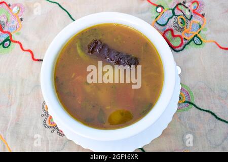 Gustoso ugadi speciale tradizionale telangana o andhra piatto chiamato Kattu charu fatto da mango crudo come rasam dal rosso pomodoro freddo. Ugadi saluti WI Foto Stock