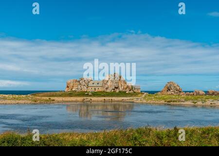 Una piccola casa Castel Meur tra le rocce vicino al mare in Plougrescant, Francia Foto Stock