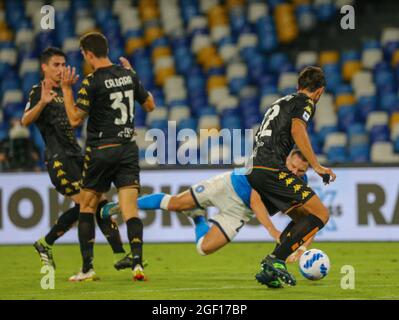 Napoli, Campania, Italia. 22 ago 2021. francesco di mariano del venezia fa un fallo su piotr zielinski di napoli ed è infortunato.durante la serie Italiana UNA partita di calcio SSC Napoli vs FC Venezia il 22 agosto 2021 allo stadio Diego Armando Maradona di Napoli.in foto: (Credit Image: © Fabio Sasso/ZUMA Press Wire) Foto Stock