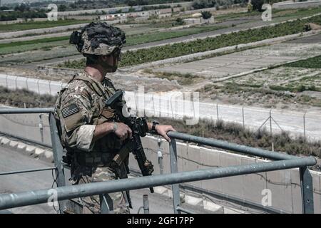 Kabul, Afghanistan. 21 Agosto 2021. Un soldato degli Stati Uniti con la 82.a divisione Airborne fornisce la sicurezza intorno al permitter dell'aeroporto internazionale di Hamid Karzai durante l'operazione Rifugi degli Alleati 21 agosto 2021 a Kabul, Afghanistan. Credit: Planetpix/Alamy Live News Foto Stock