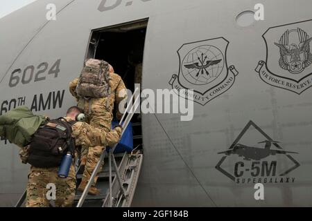 Riserva Citizen Airmen dalla 349th Air Mobility Wing bordo a C-5M Super Galaxy presso Travis Air Force base, California, 17 agosto 2021. I membri dell'equipaggio hanno partecipato a una missione di sostegno all'evacuazione dell'Afghanistan. Il Dipartimento della Difesa si impegna a sostenere il Dipartimento di Stato degli Stati Uniti nell'evacuazione sicura degli americani e del personale civile alleato dall'Afghanistan. (STATI UNITI Air Force foto di Senior Airman Brady Penn) Foto Stock