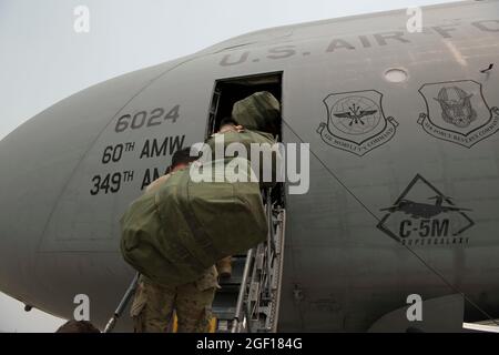 Riserva Citizen Airmen dalla 349th Air Mobility Wing bordo a C-5M Super Galaxy presso Travis Air Force base, California, 17 agosto 2021. I membri dell'equipaggio hanno partecipato a una missione di sostegno all'evacuazione dell'Afghanistan. Il Dipartimento della Difesa si impegna a sostenere il Dipartimento di Stato degli Stati Uniti nell'evacuazione sicura degli americani e del personale civile alleato dall'Afghanistan. (STATI UNITI Air Force foto di Senior Airman Brady Penn) Foto Stock