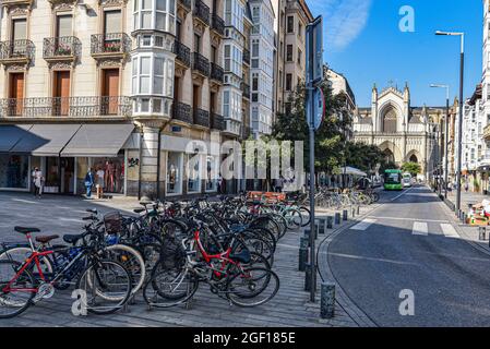 Vitoria-Gasteiz, Spagna - 21 ago 2021: Biciclette e trasporti pubblici nella città di Vitoria-Gasteiz, Paesi Baschi, Spagna Foto Stock