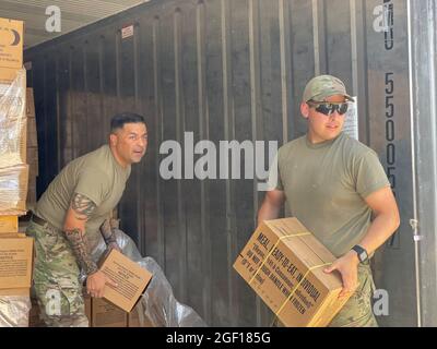 US Airmen dalla 332a forza di Expeditionary supporto Squadron trasporto pasti-pronti-da-mangiare 18 agosto 2021, da una posizione non divulgata da qualche parte nel sud-ovest asiatico. Gli MRE sono stati inviati ai soldati statunitensi che hanno fornito sicurezza all'aeroporto internazionale Hamid Karzai di Kabul, in Afghanistan. L'aviazione militare statunitense, a sostegno del Dipartimento della Difesa, ha spostato le forze in teatro per facilitare la partenza e il trasferimento in sicurezza dei cittadini statunitensi, dei beneficiari del visto speciale per l'immigrazione e delle popolazioni afghane vulnerabili provenienti dall'Afghanistan. (Foto di cortesia) Foto Stock