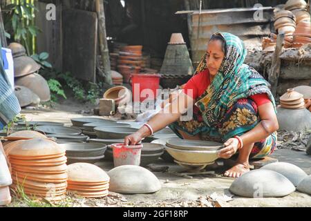 Dhaka, Bangladesh, 22 agosto 2021: Una donna di Tangail durante la produzione di ceramica figura nella loro officina. L'artigianato della ceramica è in pericolo con l'aumentare della domanda di prodotti plastici sul mercato. Molti sono ora coinvolti in questo settore solo per preservare il patrimonio lignaggio per un profitto limitato. Credit: Maruf Rahman / Eyepix Group/Alamy Live News Foto Stock