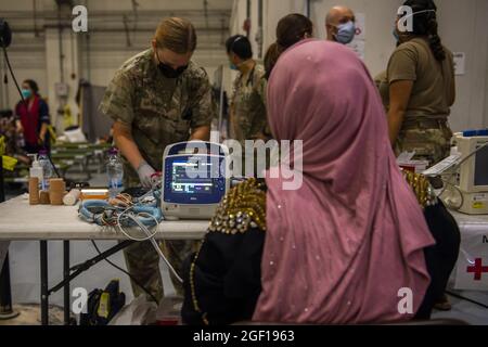 Un Airman del 379° Expeditionary Medical Group fornisce assistenza medica agli sfollati afghani a un hangar, il 19 agosto 2021. I cittadini afghani sono stati evacuati dall'aeroporto internazionale Hamid Karzai di Kabul, a bordo di aerei militari. Foto di Airman 1a Classe Kylie Barrow/U.S. Air Force/UPI Credit: UPI/Alamy Live News Foto Stock