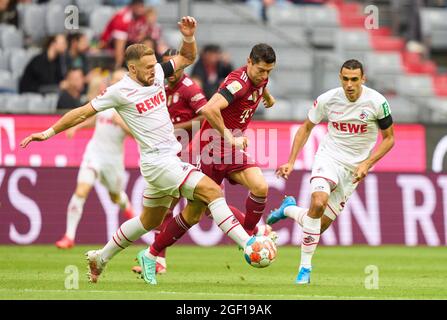 Monaco di Baviera, Germania. . 22 agosto 2021. Robert LEWANDOWSKI, FCB 9 gareggia per la palla, affrontando, duello, header, zweikampf, Azione, lotta contro Ellyes SKHIRI, 1.FCK 28 nella partita FC BAYERN MUENCHEN - 1.FC KOELN 3-2 1.Lega di calcio tedesca il 22 agosto 2021 a Monaco di Baviera, Germania Stagione 2021/2022, giorno 2, 1.Bundesliga, FCB, München, 2.Spieltag, Köln. © Peter Schatz / Alamy Live News - LE NORMATIVE DFL VIETANO L'USO DELLE FOTOGRAFIE come SEQUENZE DI IMMAGINI e/o QUASI-VIDEO - Credit: Peter Schatz/Alamy Live News Foto Stock