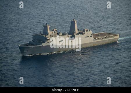 Mar dei Caraibi, Stati Uniti. 21 Agosto 2021. La nave portuale di trasporto anfibio USS Arlington della Marina degli Stati Uniti di classe San Antonio transita nel Mare dei Caraibi durante il tragitto verso Haiti il 21 agosto 2021. L'Arlington fornirà assistenza umanitaria e soccorso in seguito a un terremoto di 7.2 magnitudo sull'isola. Credit: Planetpix/Alamy Live News Foto Stock