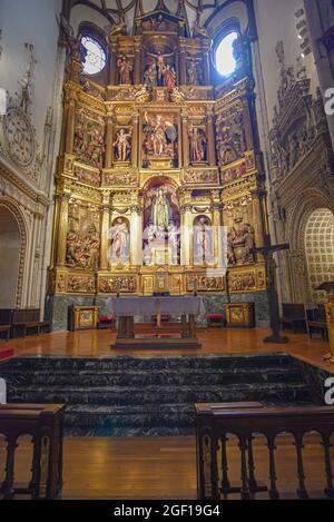 Vitoria-Gasteiz, Spagna - 21 ago, 2021: Altare nella Chiesa di San Vicente in Vitoria-Gasteiz, Paesi Baschi, Spagna Foto Stock