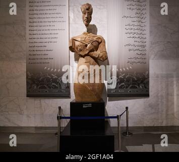 Grande statua del faraone Akhenaten della XVIII dinastia al nuovo Museo Nazionale della civiltà Egiziana (NMEC), nel distretto di Fustat del Cairo antico Foto Stock