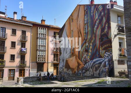 Vitoria-Gasteiz, Spagna - 21 agosto 2021: 'Denboraren harira' murale d'arte di strada nel centro storico di Vitoria-Gasteiz Foto Stock