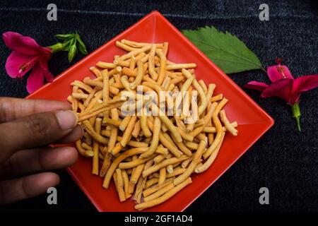 Mangiare gustoso spesso sevo ratlami sevo piatto indiano di spuntini del tempo del tè. Festival tè sera spuntini Foto Stock