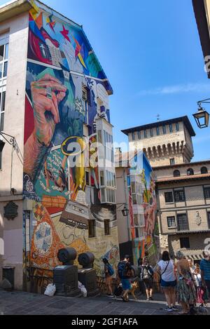 Vitoria-Gasteiz, Spagna - 21 agosto 2021: 'Eskuz Esku' (Zapateria) murale d'arte di strada nelle strade della città vecchia Vitoria-Gasteiz Foto Stock