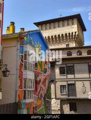 Vitoria-Gasteiz, Spagna - 21 agosto 2021: 'Eskuz Esku' (Zapateria) murale d'arte di strada nelle strade della città vecchia Vitoria-Gasteiz Foto Stock