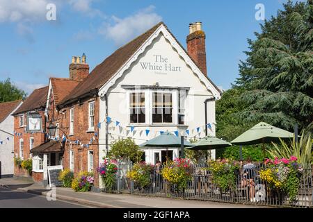 The White Hart Pub, The High Street, Chobham, Surrey, Inghilterra, Regno Unito Foto Stock