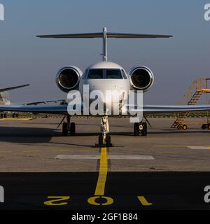 Una vista frontale di un jet business su un asfalto Foto Stock