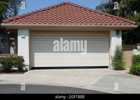 La porta del garage si è incrinata per aiutare il flusso d'aria durante le temperature calde estive in California , USA Foto Stock