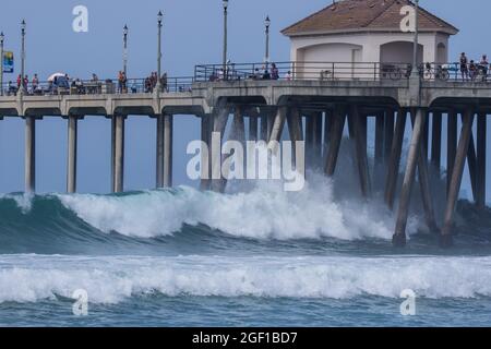 Le grandi onde dell'oceano si infrangono nel Molo di Huntington Beach , California, Stati Uniti Foto Stock
