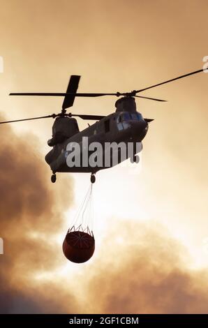 TATOI VARIBOBI ATHENS, GRECIA - ago 03, 2021: Un colpo ad angolo basso di un aereo jet antincendio che mette fuori gli incendi selvatici della Grecia Foto Stock