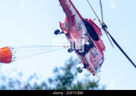 TATOI VARIBOBI ATHENS, GRECIA - ago 03, 2021: Un colpo ad angolo basso di un aereo jet antincendio che mette fuori gli incendi selvatici della Grecia Foto Stock