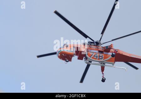 TATOI VARIBOBI ATHENS, GRECIA - ago 03, 2021: Un colpo ad angolo basso di un aereo jet antincendio che mette fuori gli incendi selvatici della Grecia Foto Stock