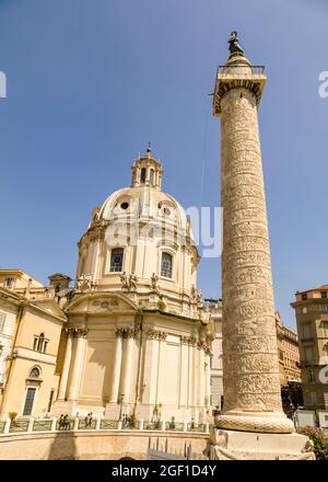 Colonna di Traiano, con sullo sfondo la Chiesa del Santissimo Nome di Maria, Roma, Italia Foto Stock