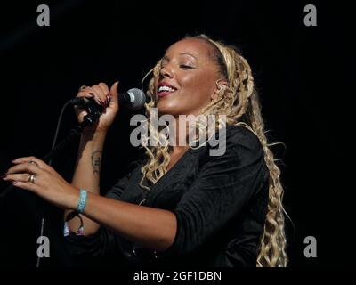 Henley-on-Thames, Regno Unito. 22 agosto 2021. I fan si divertiranno con la musica degli anni '80 al Rewind South Music Festival di Henley-on-Thames con star come Marc Almond, Bananarama, The Christians, Limahl e altri. Credit: Uwe Deffner/Alamy Live News Foto Stock