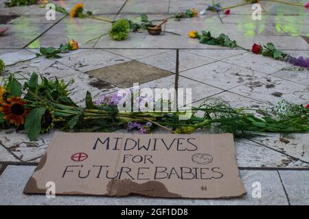 Londra, Inghilterra, Regno Unito 22 agosto 2021 i manifestanti della ribellione di estinzione aprono due settimane di azione scalando la Guildhall nel centro di Londra. Cinque manifestanti sono stati arrestati per cospirazione per danno penale, i tre della Guildhall arrestati per danno penale. Il focus della co-liberazione evidenzia la collaborazione tra la ribellione di estinzione e Black Lives Matter Credit: Denise Laura Baker/Alamy Live News Foto Stock