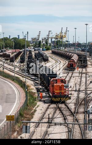 Un colpo verticale di un cantiere di marshalling sotto un cielo blu chiaro Foto Stock