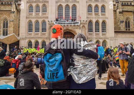 Londra, Regno Unito. 22 agosto 2021. I manifestanti di estinzione della ribellione a Guildhall durante la cerimonia di apertura della loro campagna di due settimane per la ribellione impossibile, che si concentrerà sulla città di Londra, il centro finanziario della capitale. (Credit: Vuk Valcic / Alamy Live News) Foto Stock